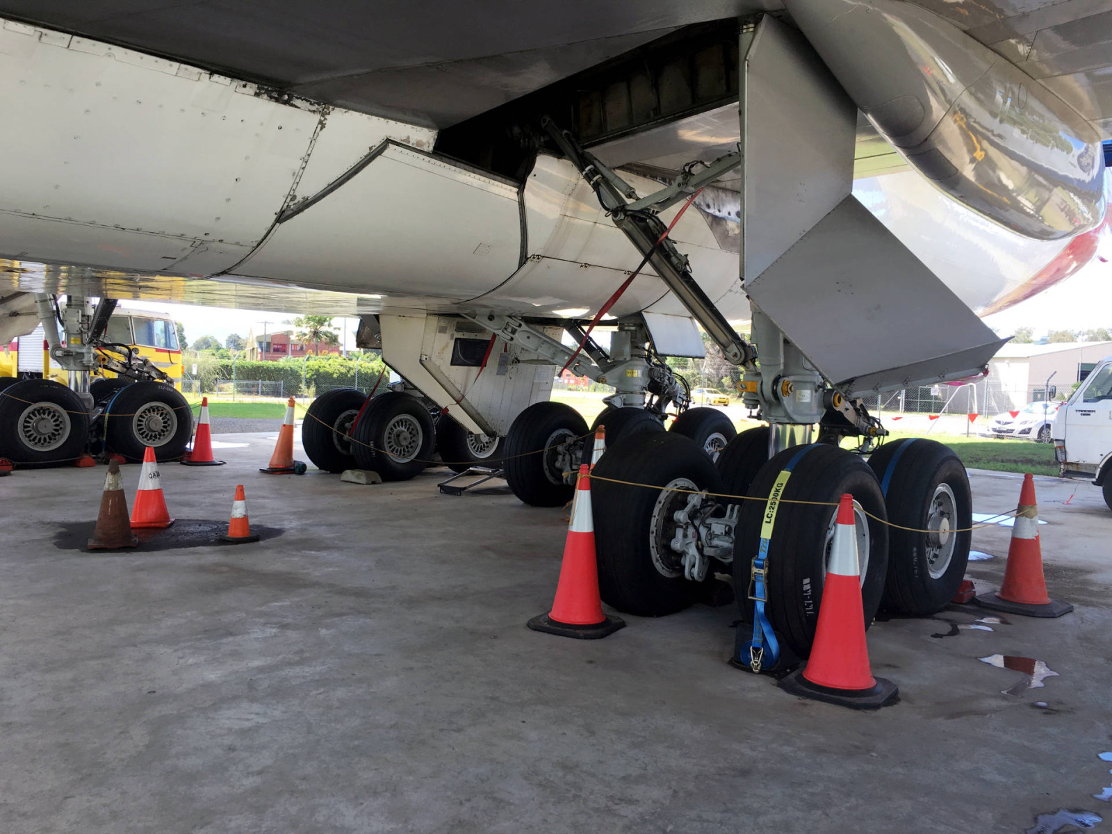 hars_museum_Quantas_boeing_747_undercarriage_tyres